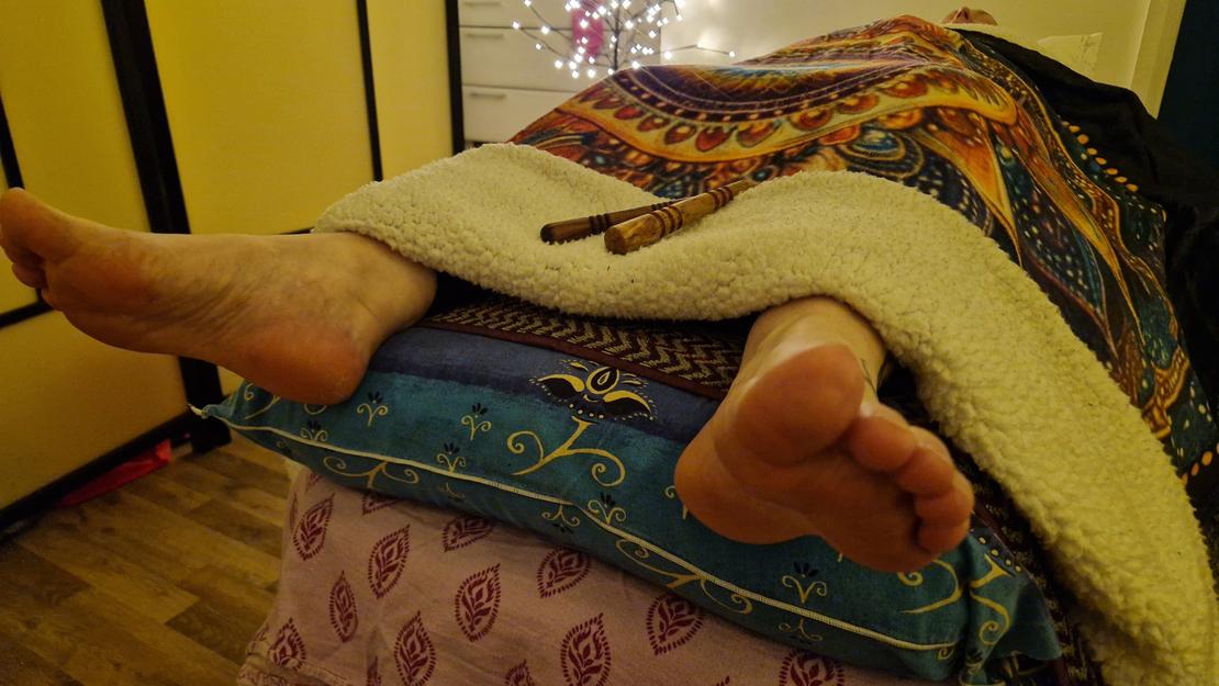 Bei der Reflexzonenmassage werden die Fu&szlig;sohlen behandelt.