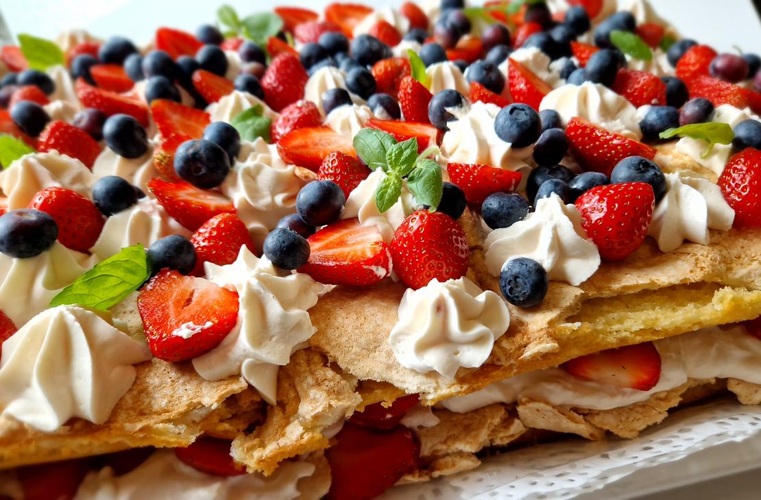 Mansikka-britakakku.