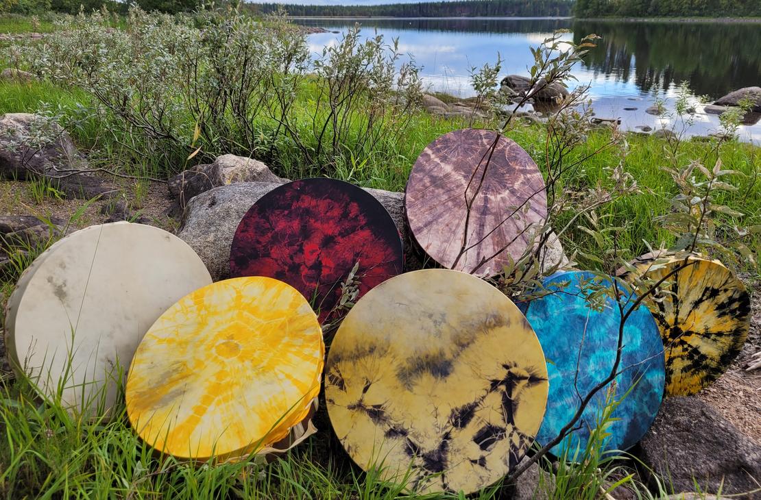 J&auml;nissaaressa syntyneit&auml; rumpuja rantakivill&auml;.