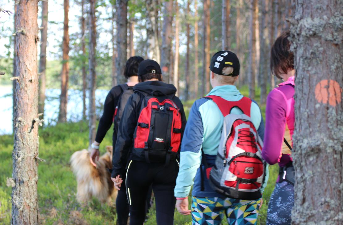 Vaeltajia Petkeljärven poluilla