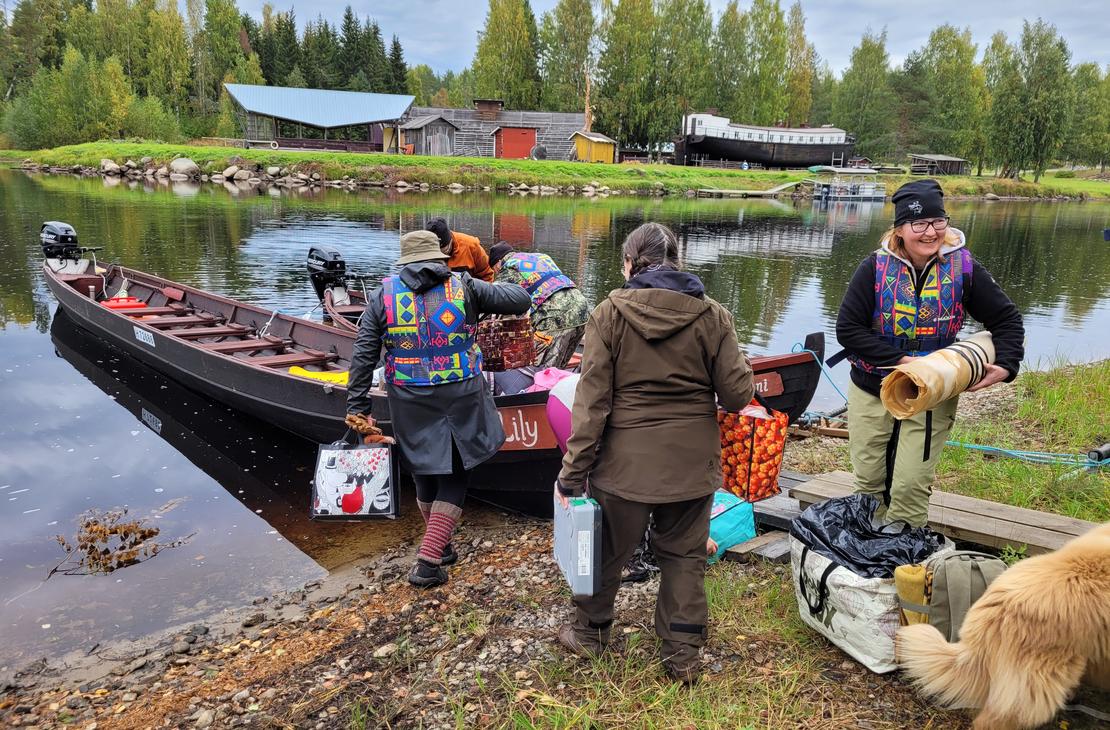 Matka Jänissaareen taittuu jokiveneellä.