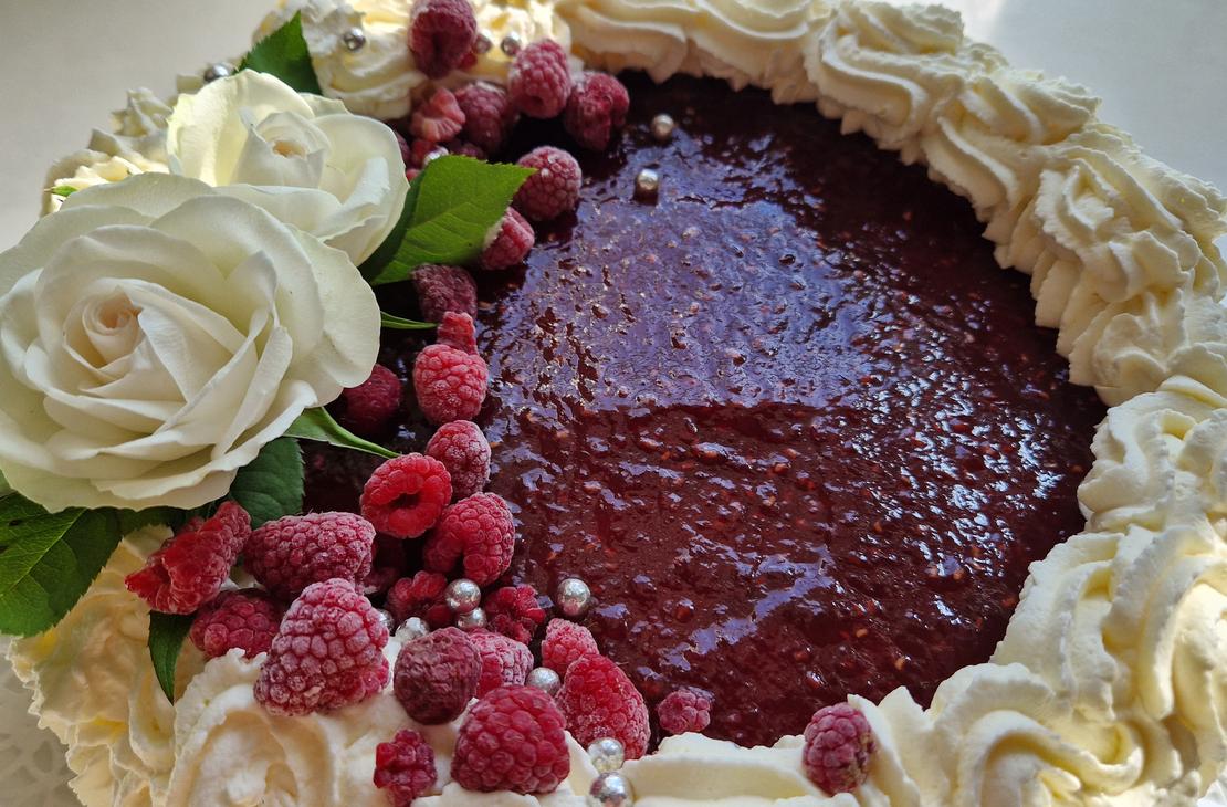 Marjaisa kermakakku.