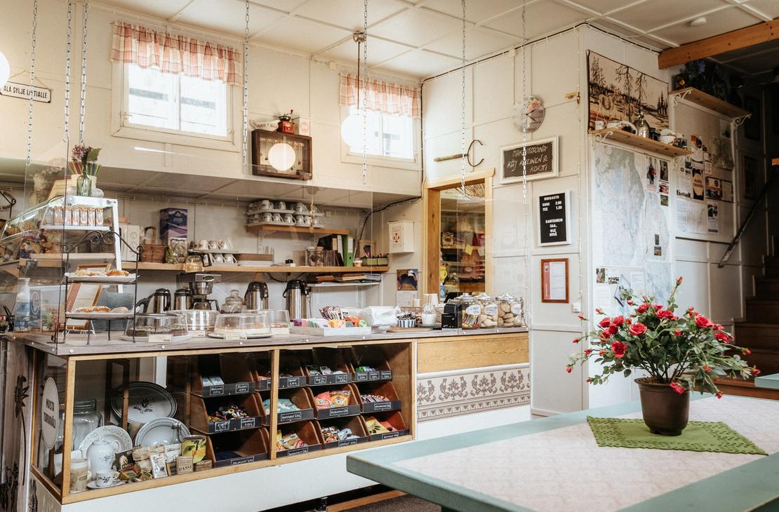 Möhkön Manta kahvilan sisätiloja