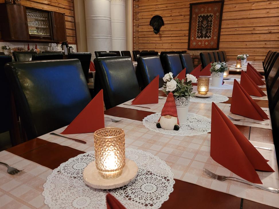 Mantan Majatalon Lanssi-sali on tunnelmallinen juhlatila.