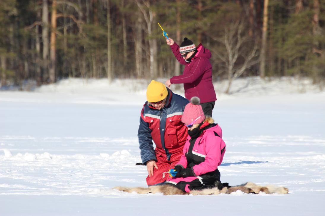 Täytekakku kruuna juhlapöydän