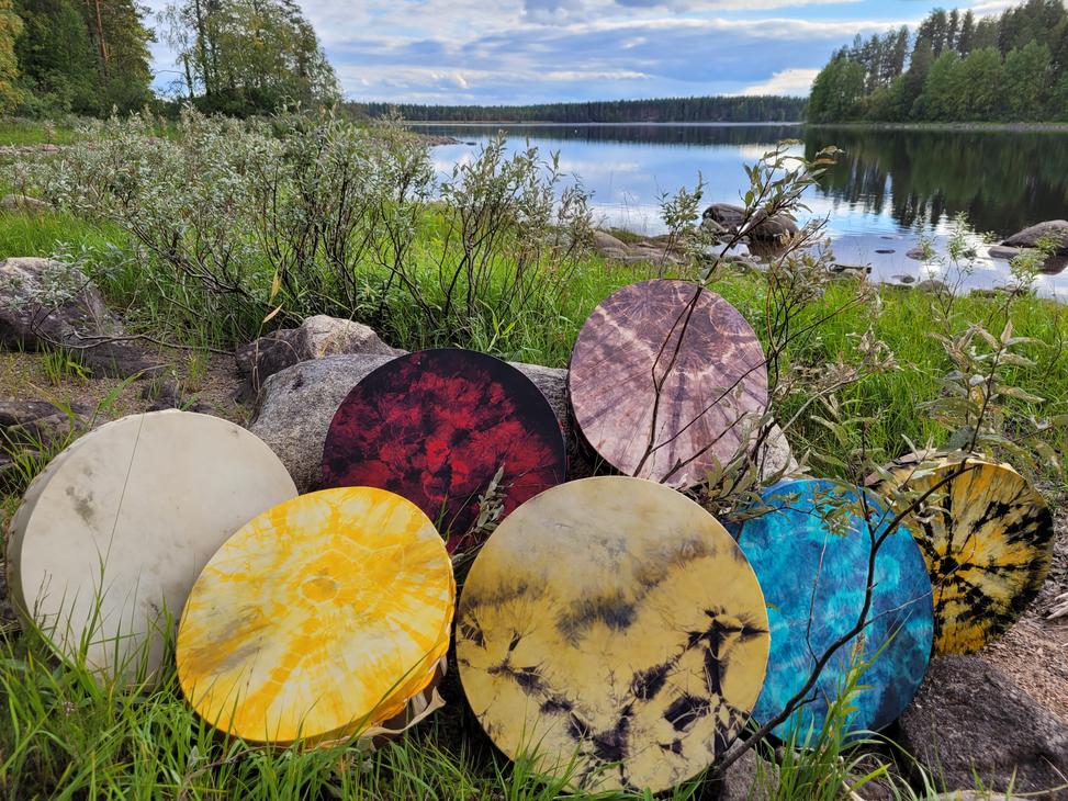 Jänissaaressa syntyneitä rumpuja rantakivillä.