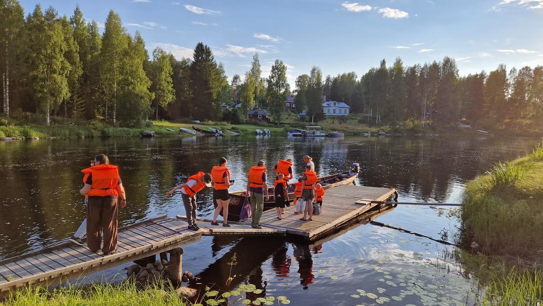 Retkel&auml;iset l&auml;hd&ouml;ss&auml; M&ouml;hk&ouml;st&auml; kohti Nuoraj&auml;rven J&auml;nissaarta.