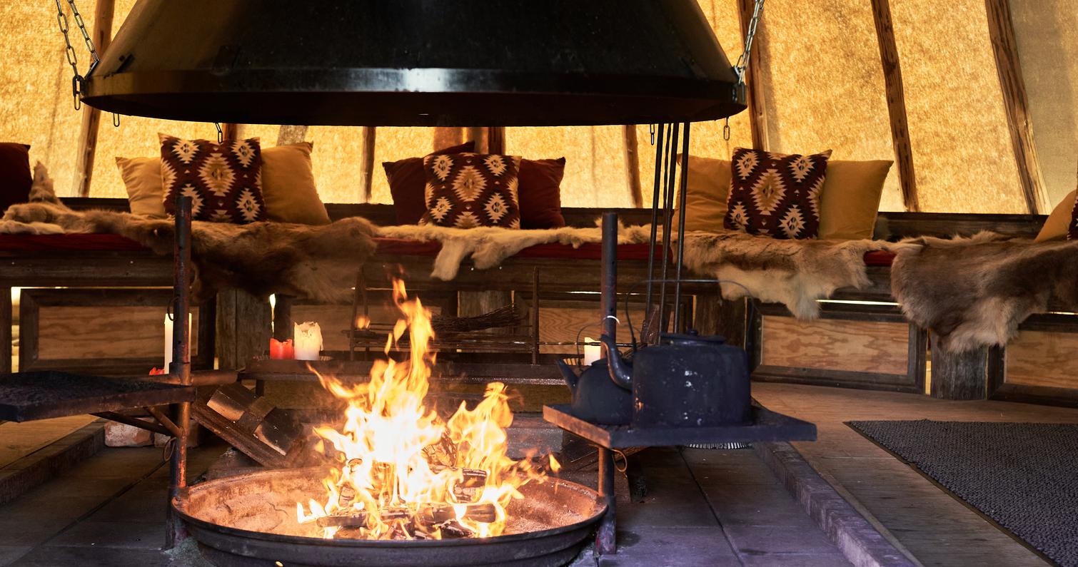 Mantan Majatalon pihakodan tunnelmaa. Kuva: Pasi Kuronen, Liemi & Linssi