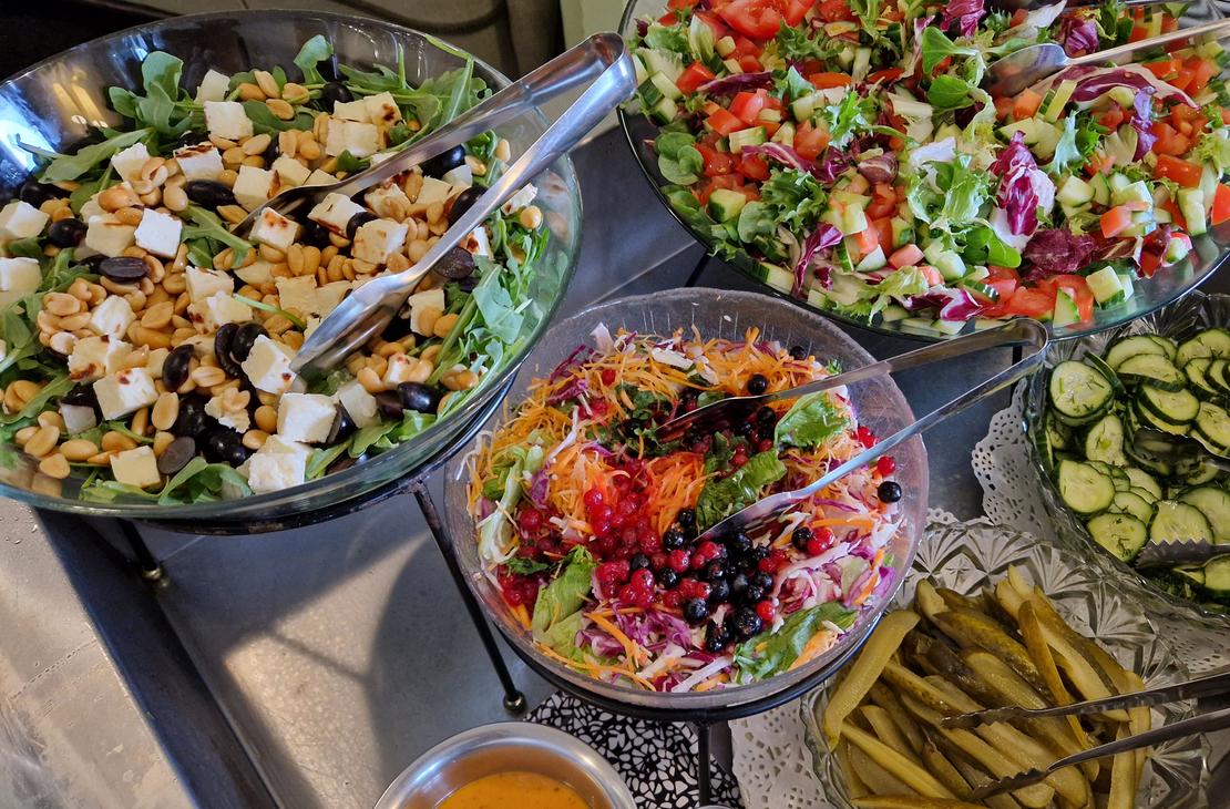 Salaattien runsautta Mantan Majatalon noutop&ouml;yd&auml;ss&auml;.