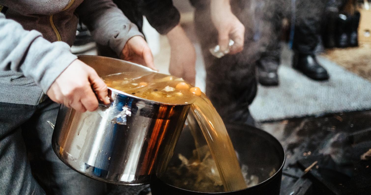 Keittoa kaadetaan pataan J&auml;nissaaren luontotukikohdassa