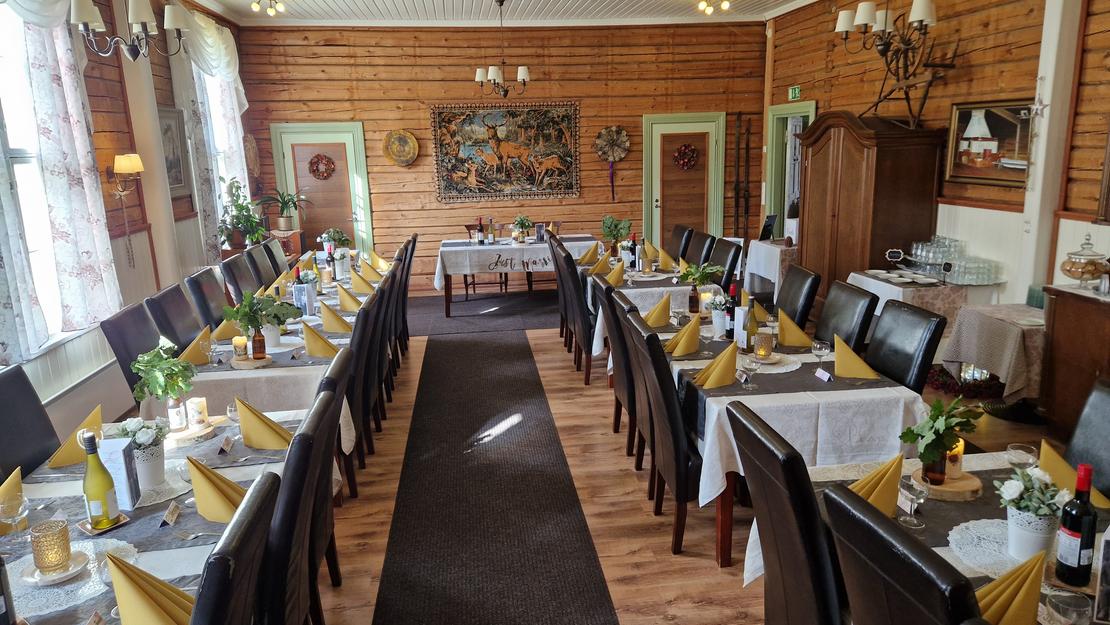 Mantan Majatalon Lanssi-sali on tunnelmallinen juhlatila.