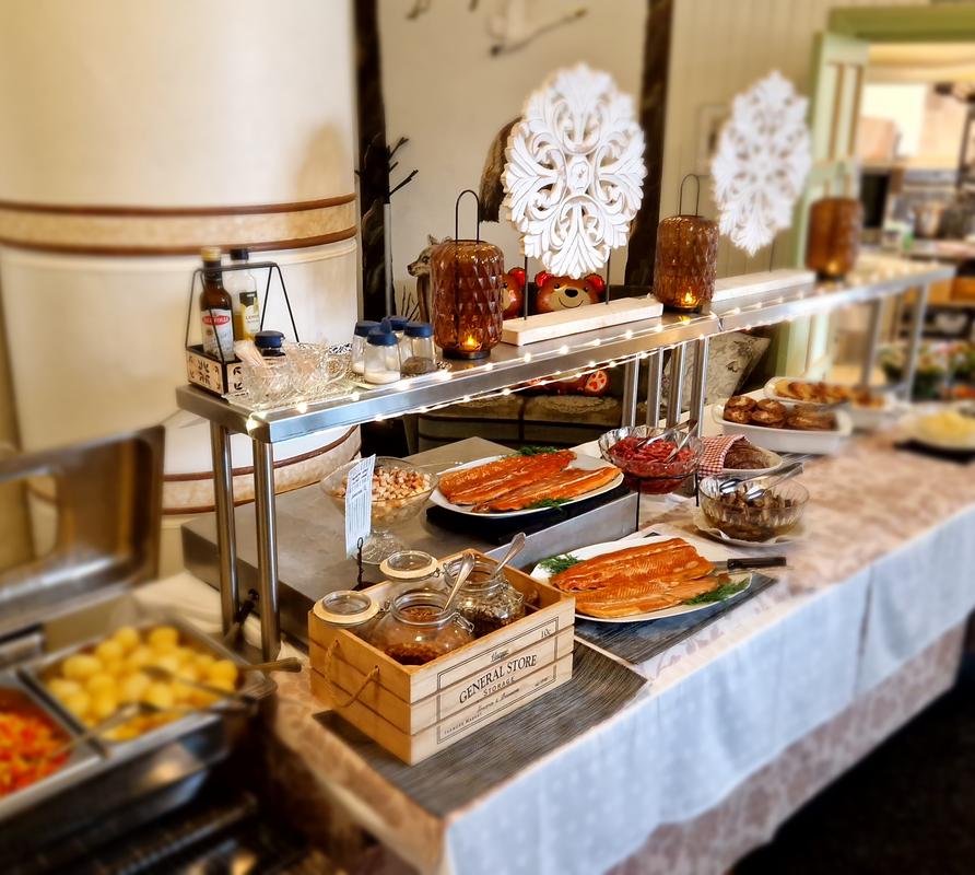 Mantan Majatalon juhlava noutop&ouml;yt&auml; katettuna monilla herkuilla.