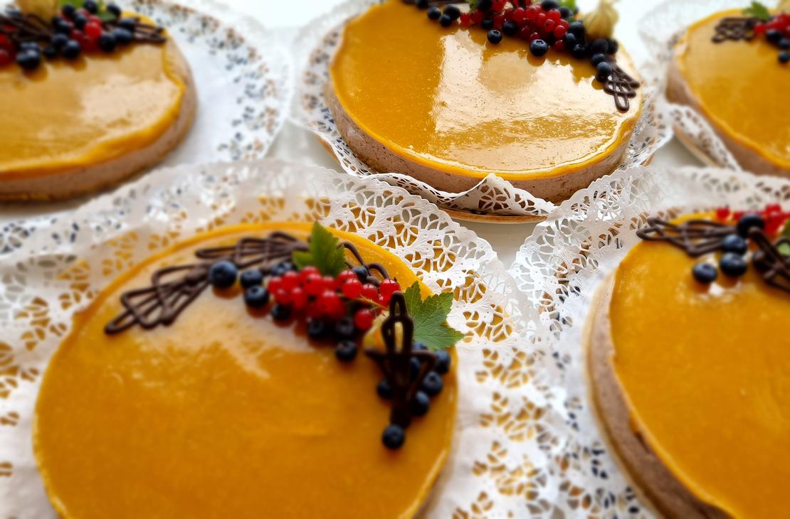 Suklainen mangojuustokakku