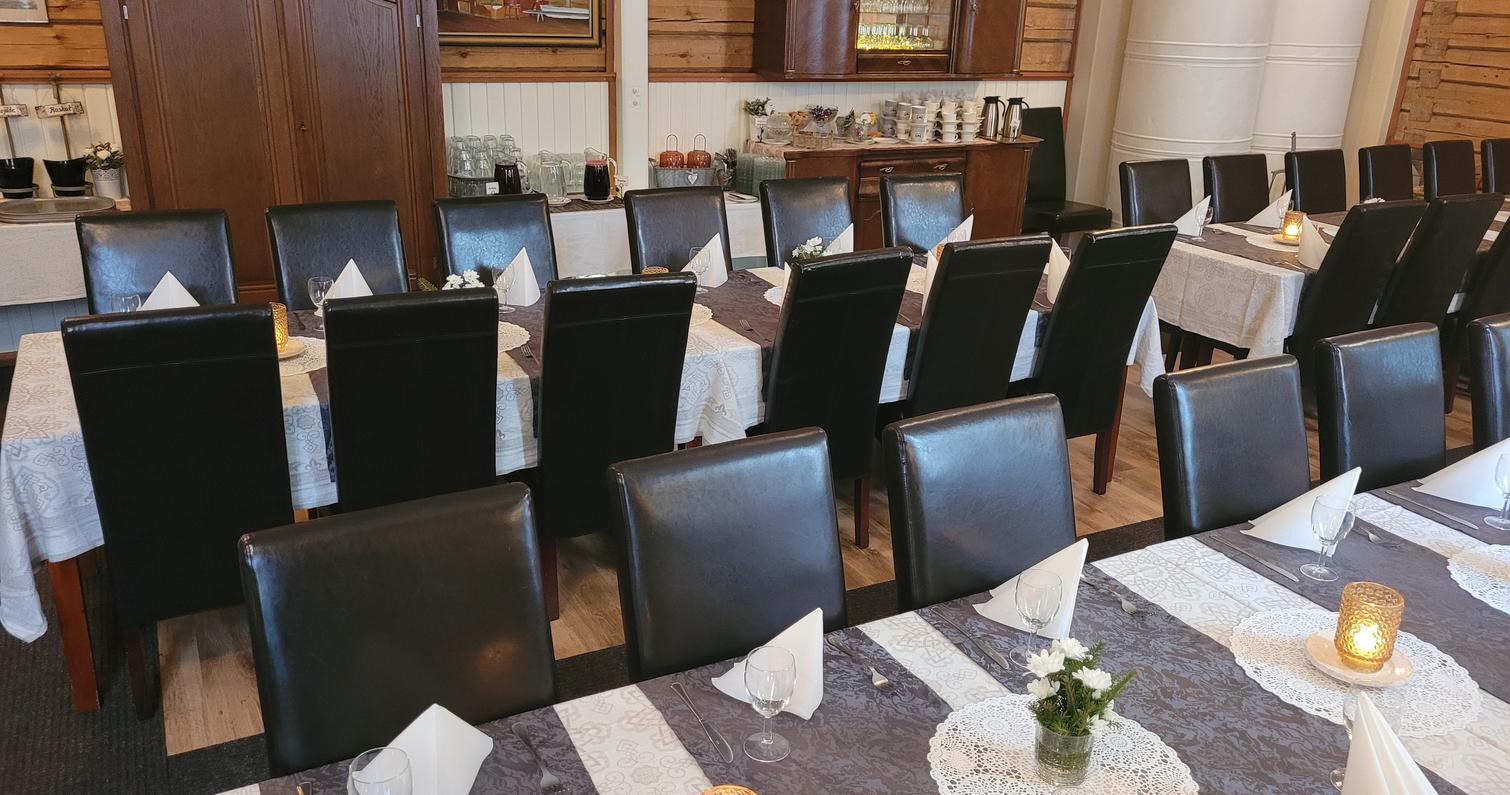 Lanssi-sali juhlakattauksessa.