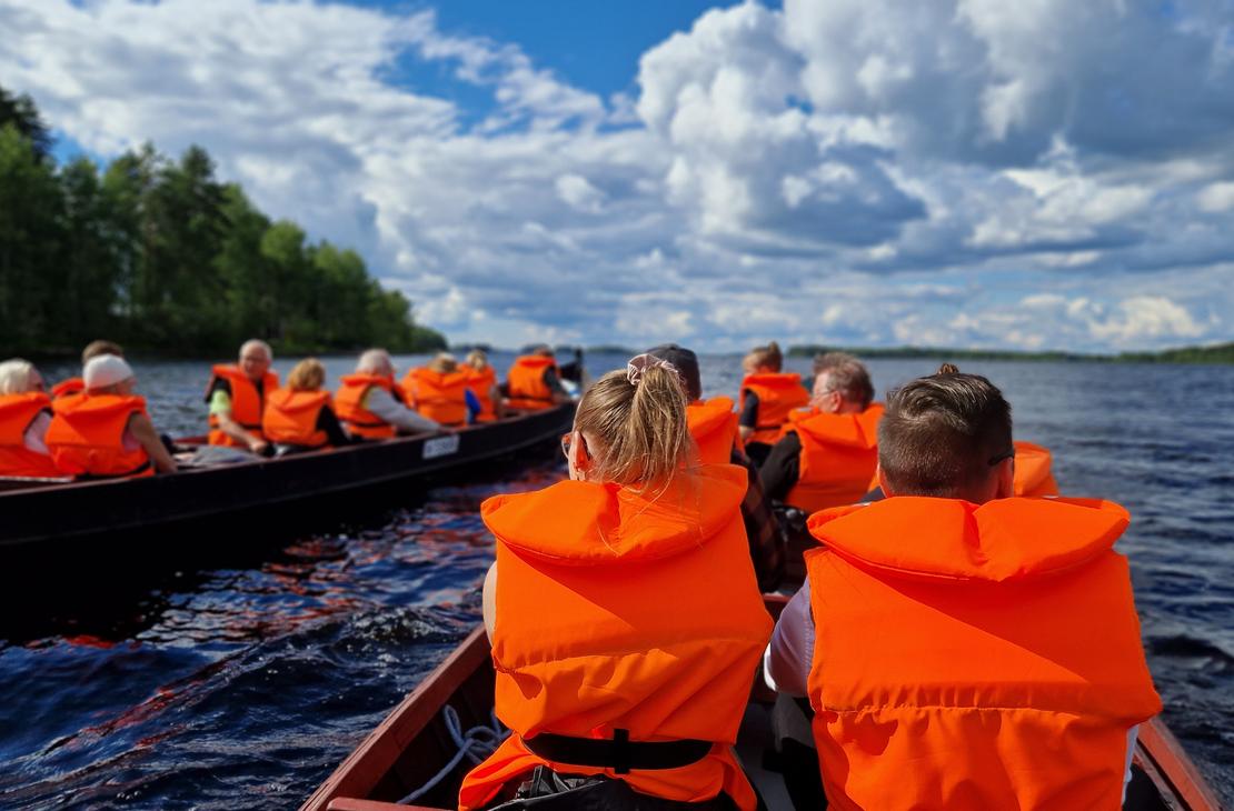 Jokiveneretkeläiset veneessä Koitajoella.