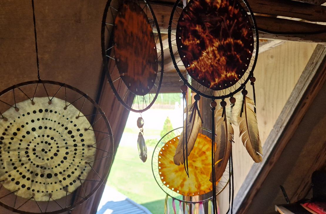 Rummunhenki unisiepparit Mantan Majatalon pihakodalla.