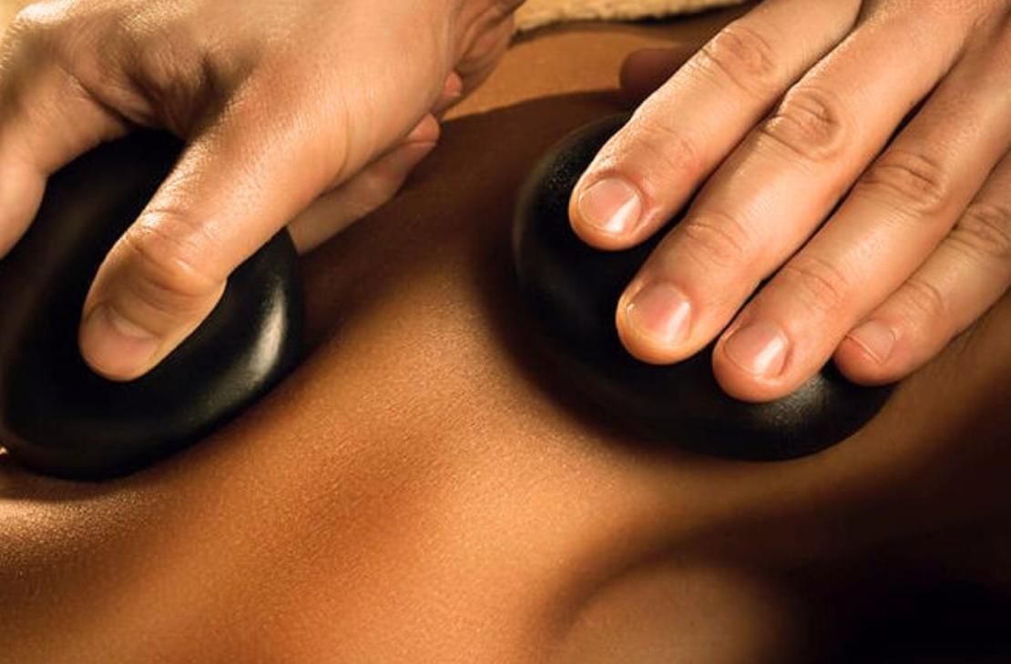 Kuumakivihieronta on rentouttava hoitomuoto, jossa lihaksia ja kehoa hierontaan l&auml;mmitetyill&auml; kivill&auml;.