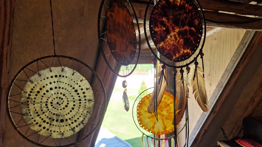 Rummunhenki unisiepparit Mantan Majatalon pihakodalla.