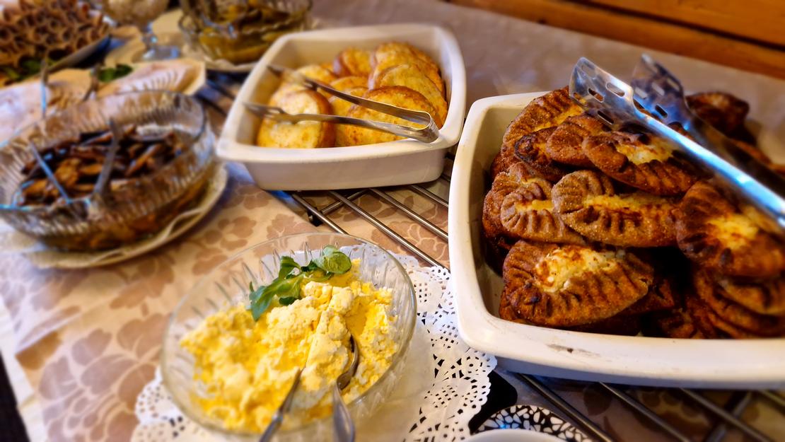 Piirakoita ja vatruskoita munavoin kera tarjolla Mantan Majatalon noutopöydässä.