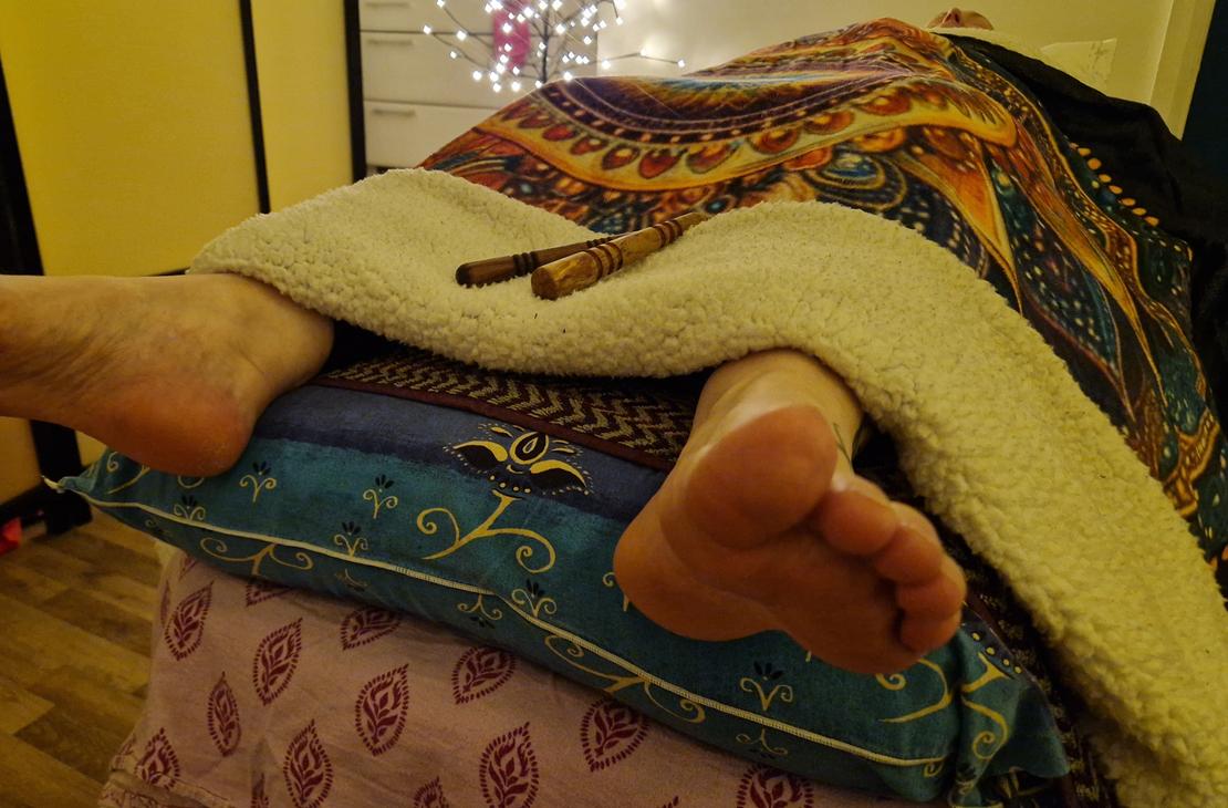 Bei der Reflexzonenmassage werden die Fu&szlig;sohlen behandelt.