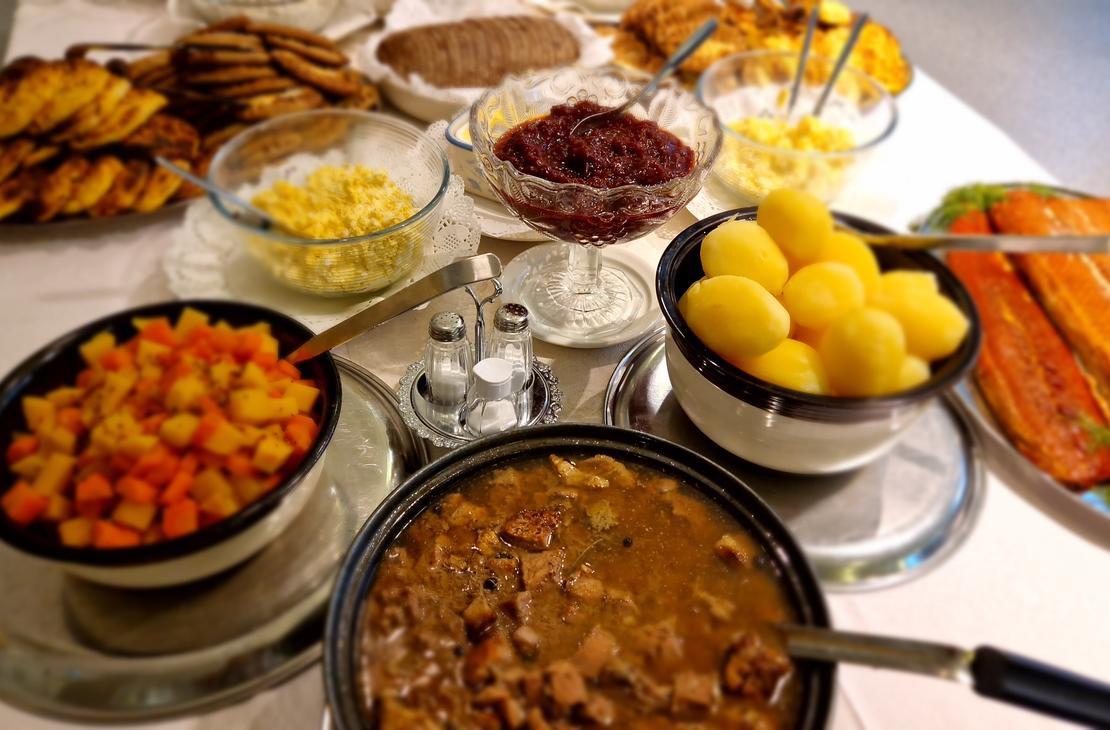 Noutopöydästä jokainen voi valita mieleistään syötävää.