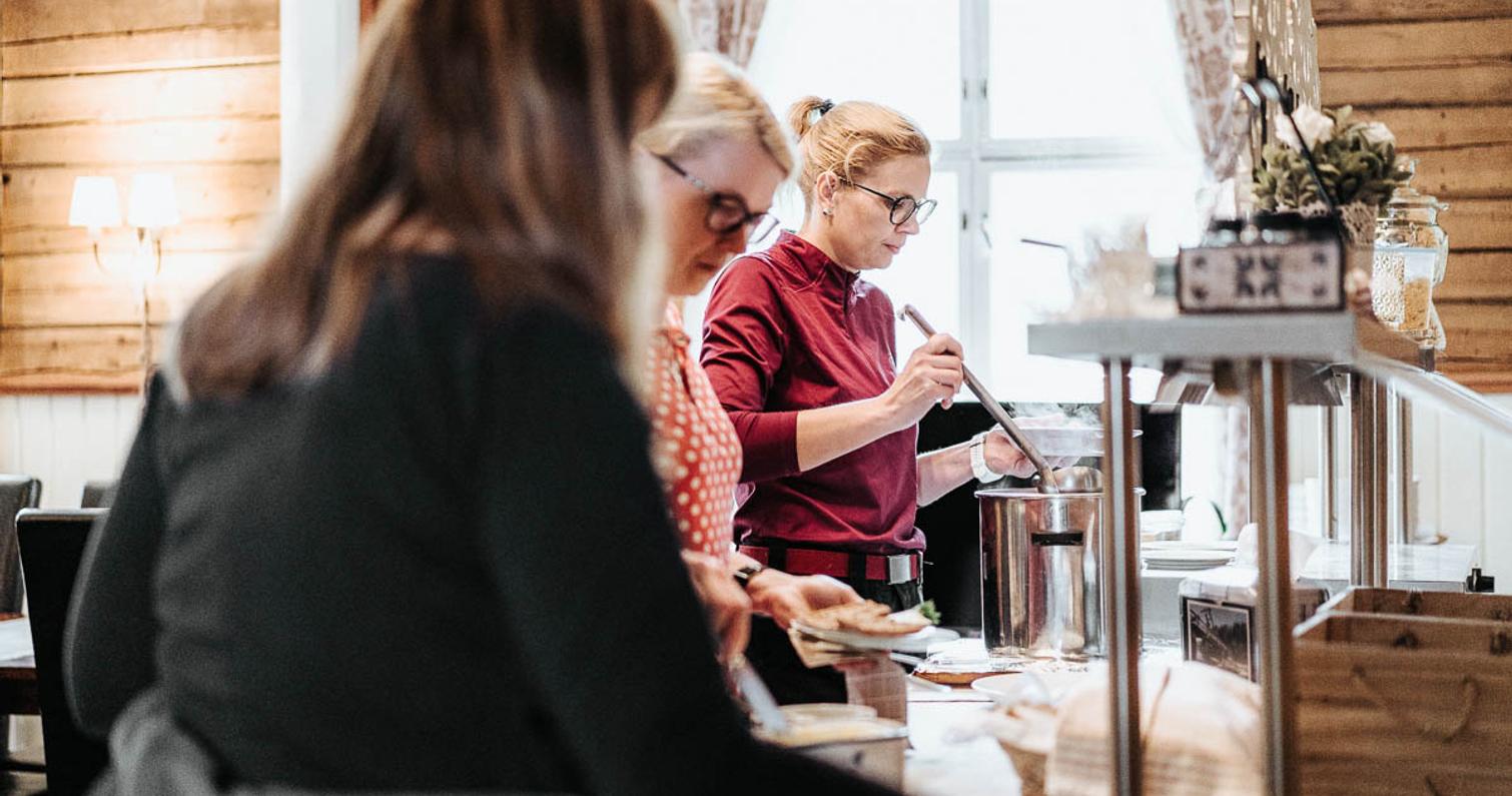 Ihmisiä aamiaisella Mantan Majatalon Lanssi-salissa.