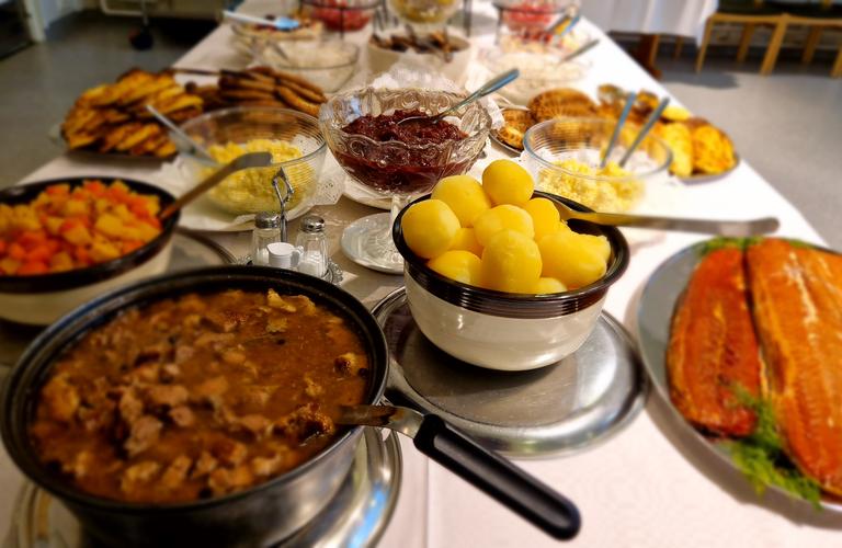 Mantan Majatalon karjalainen juhlamenu noutopöytään katettuna.