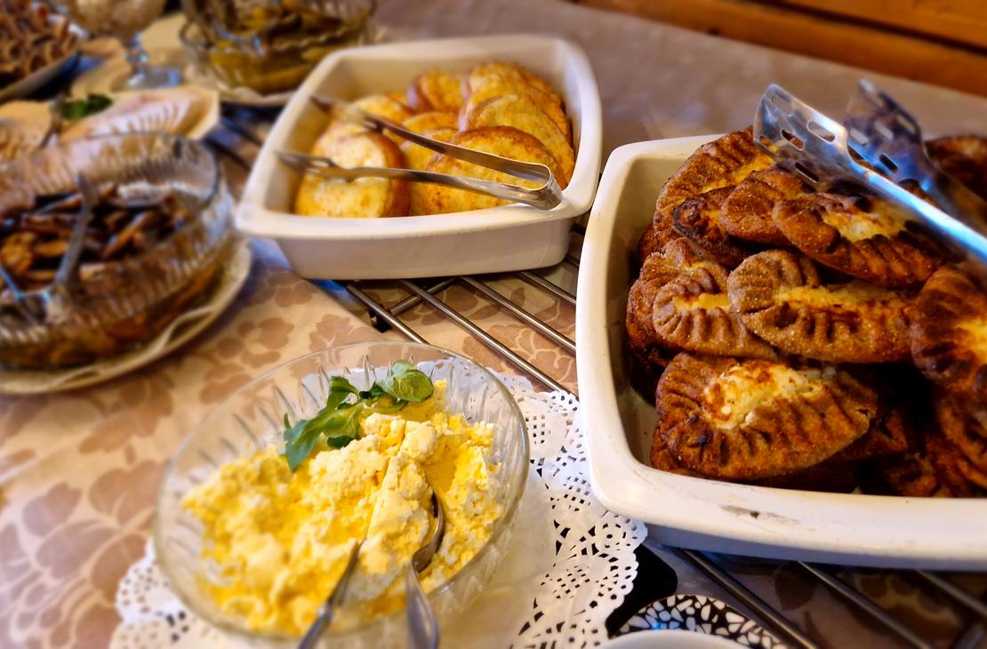 Piirakoita ja vatruskoita munavoin kera tarjolla Mantan Majatalon noutop&ouml;yd&auml;ss&auml;.