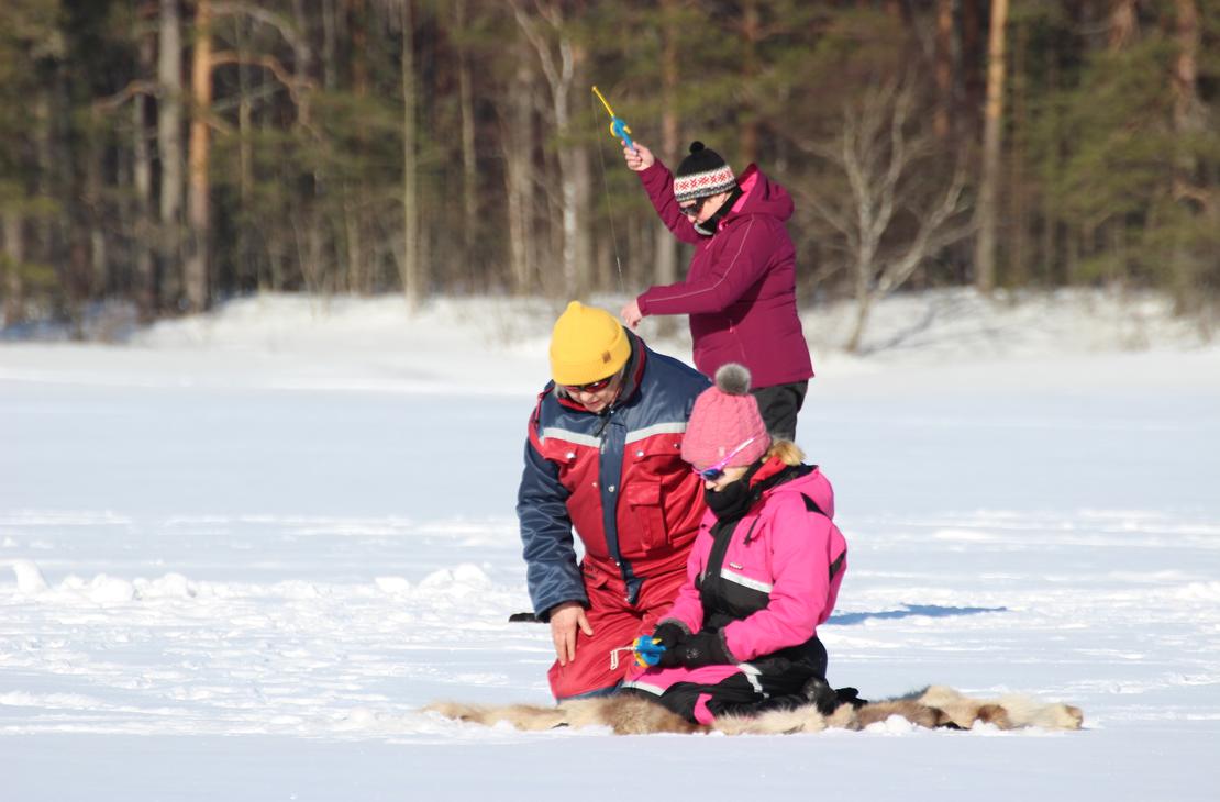 Täytekakku kruuna juhlapöydän