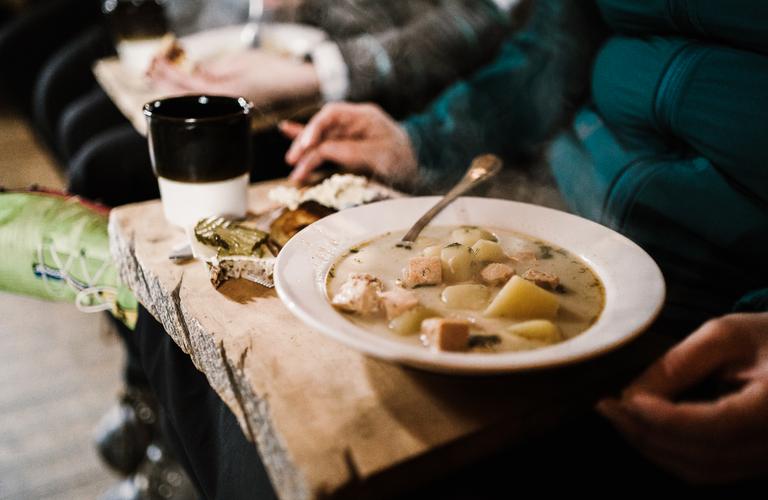 Lohikeittoa reissun p&auml;&auml;ll&auml; nautittuna