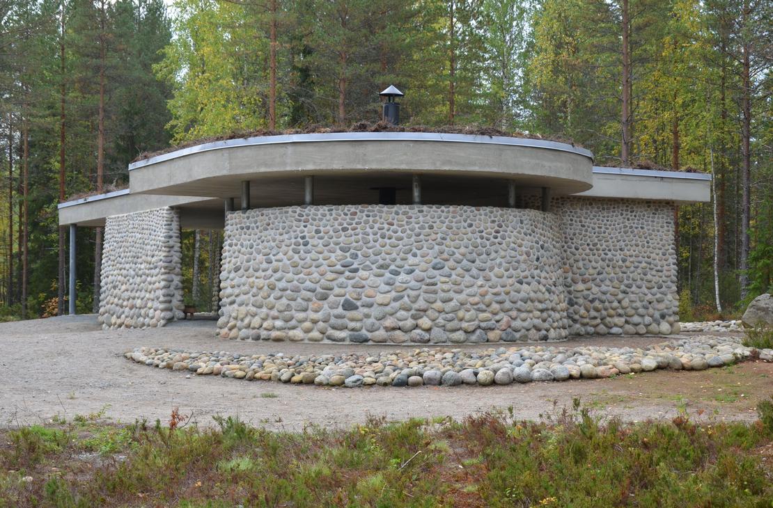 &Ouml;ykk&ouml;senvaaran n&auml;yttelypaviljonki on samalla massiivinen muistomerkki.
