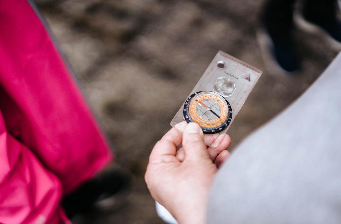 Suunnistuksessa tarvitaan kompassia, tietenkin.