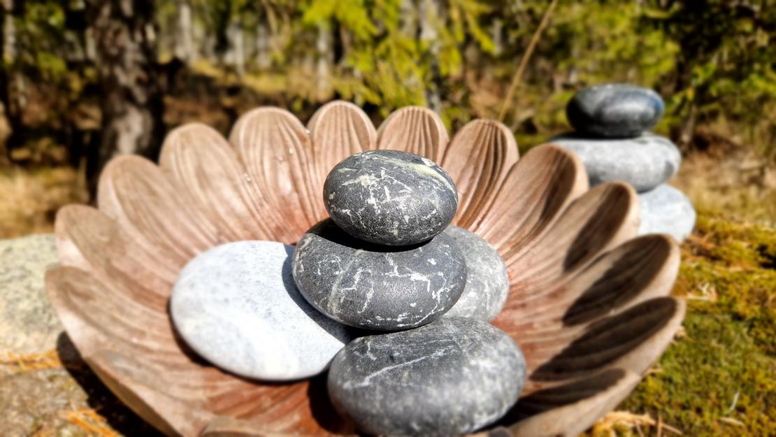 Kuumakivihieronta on rentouttava hoitomuoto, jossa lihaksia ja kehoa hierontaan lämmitetyillä kivillä.