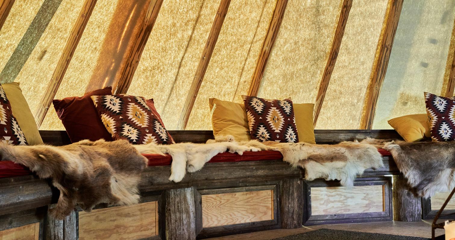 Mantan Majatalon pihakodan tunnelmaa. Kuva: Pasi Kuronen, Liemi & Linssi