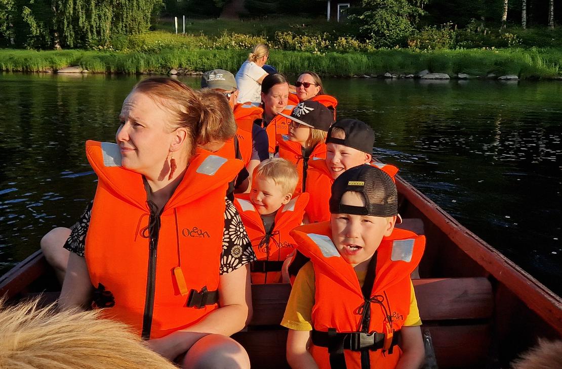 Retkel&auml;iset valmiina jokiveneretkelle.