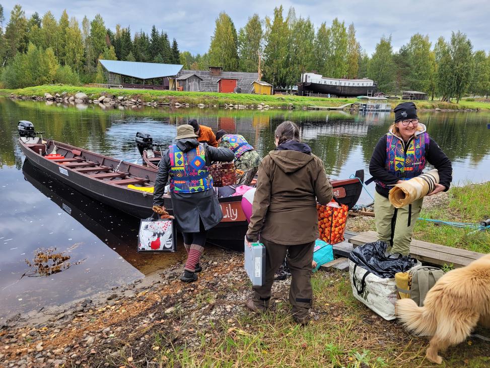 Matka Jänissaareen taittuu jokiveneellä.