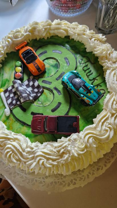 Autokakku kolmivuotiaalle.