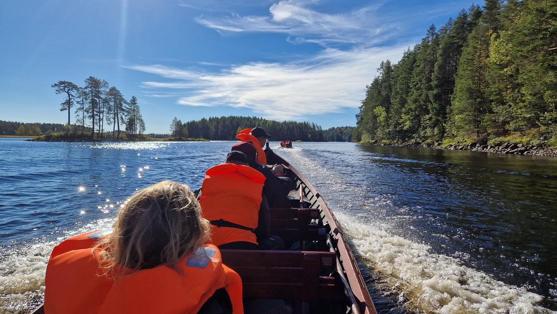 Mantan Luontopalveluiden jokivene l&auml;hestyy Petkelj&auml;rve&auml;.
