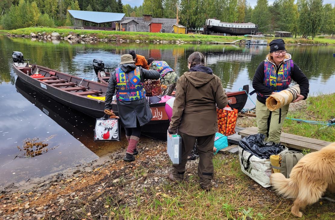 Matka Jänissaareen taittuu jokiveneellä.