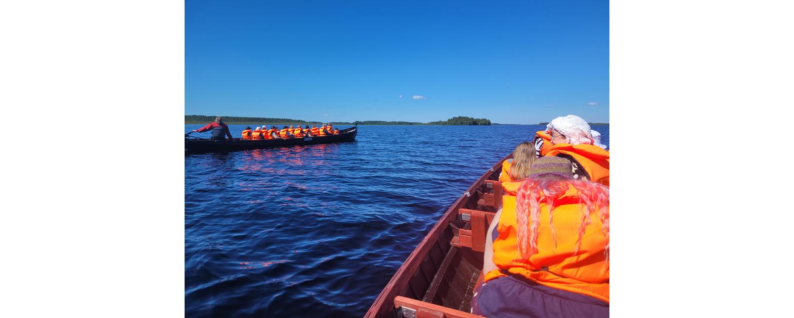 Jokiveneretkeläiset nuorajärvellä aurinkoisena päivänä.