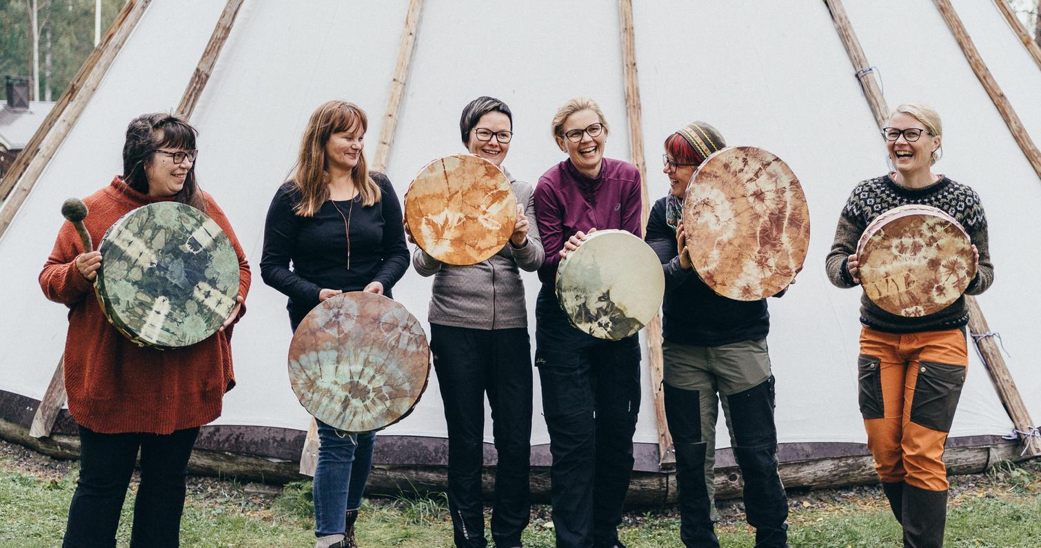 rumpukurssilaiset rumpujen kanssa