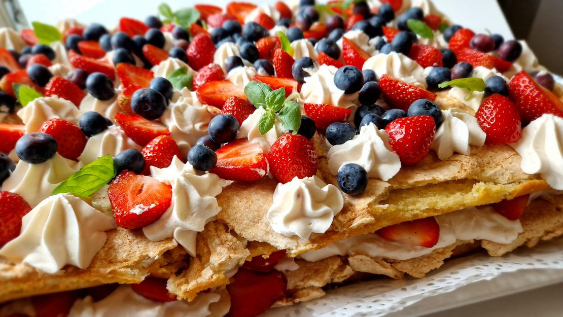 Mansikka-britakakku.