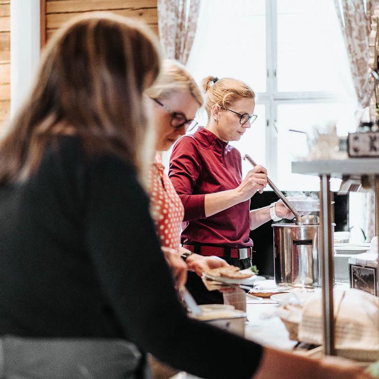 Mantan Majatalon asiakkaita ottamassa ruokaa linjastossa Lanssi-salissa.