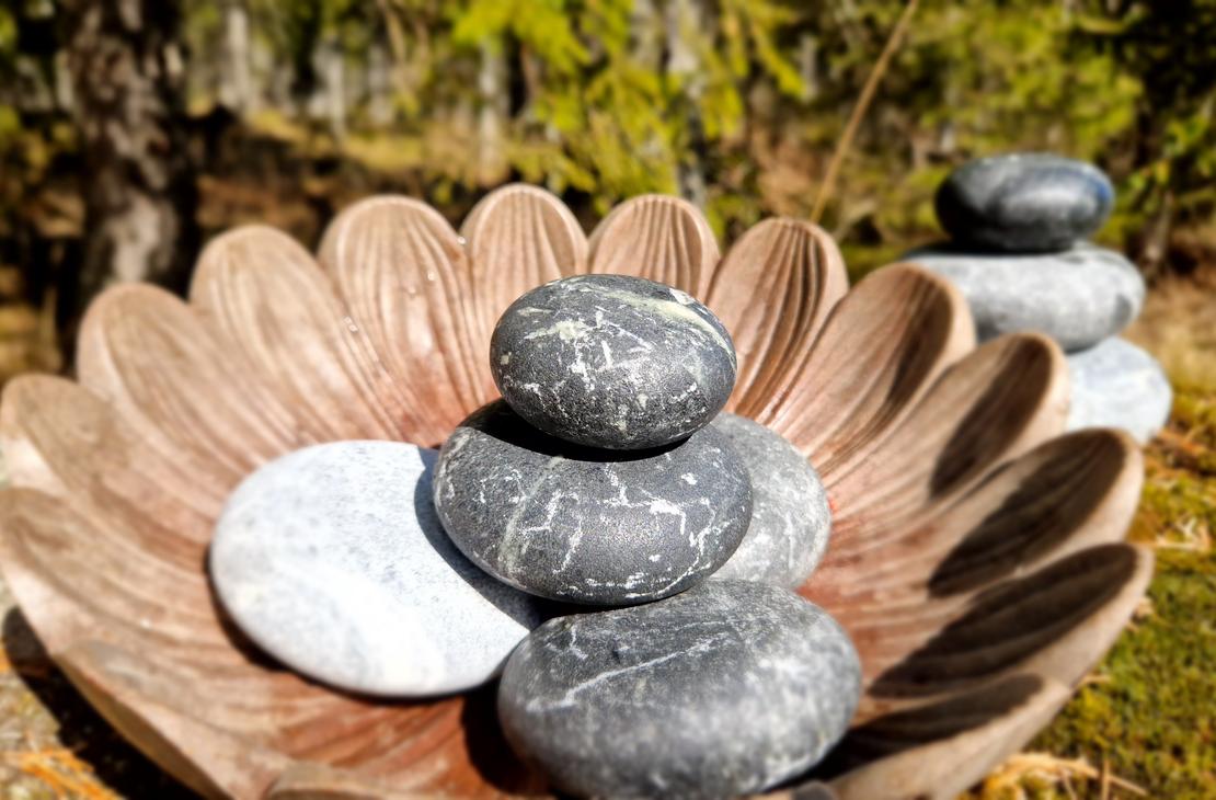 Kuumakivihieronta on rentouttava hoitomuoto, jossa lihaksia ja kehoa hierontaan l&auml;mmitetyill&auml; kivill&auml;.