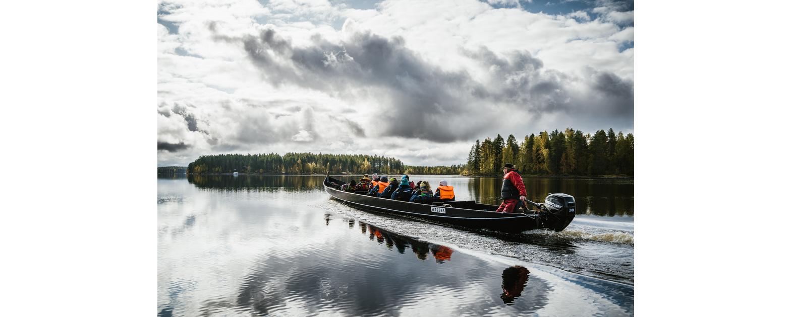 Jokiveneretkeläiset matkalla kohti Jänissaarta