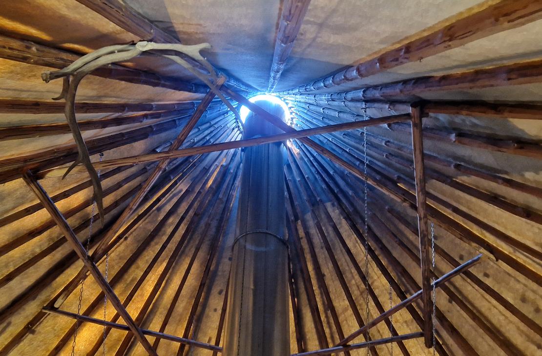 Mantan Majatalon pihakota sis&auml;lt&auml;.