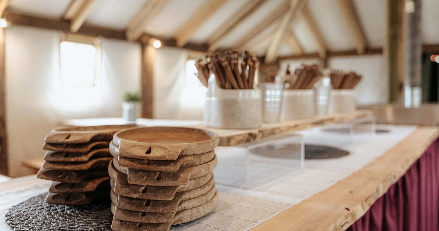 Juhlateltan kattausta