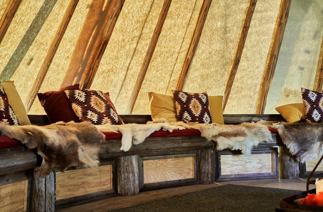 Mantan Majatalon pihakota sisältä.