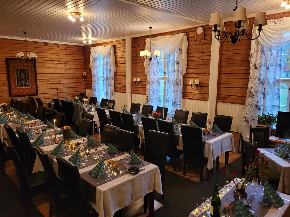 Mantan Majatalon Lanssi-sali juhlakattauksessa