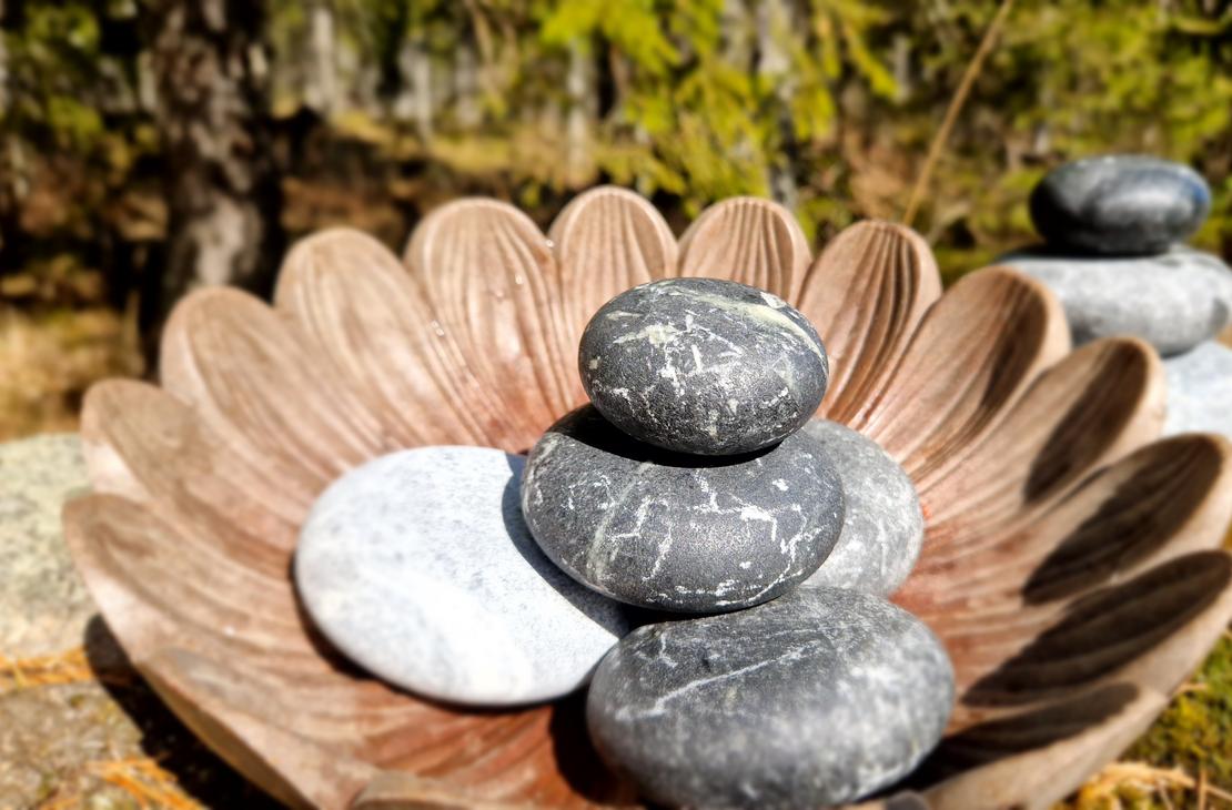 Kuumakivihieronta on rentouttava hoitomuoto, jossa lihaksia ja kehoa hierontaan lämmitetyillä kivillä.